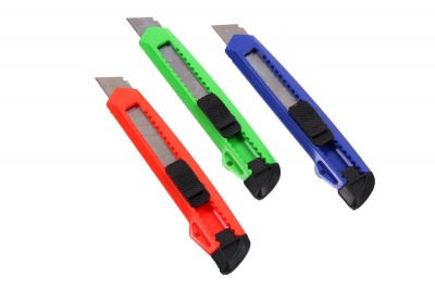 Нож канцелярский 18 мм с фиксатором цветной